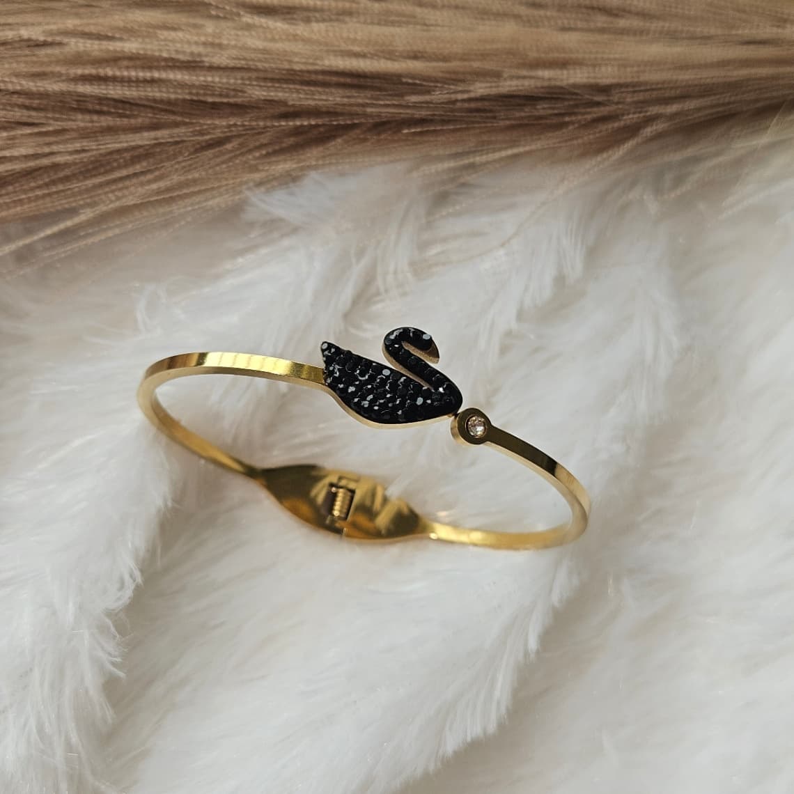 Black Swan Kada — image 2